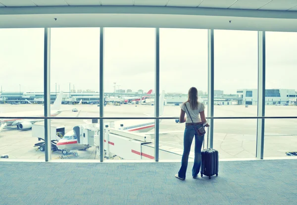 Ragazza alla finestra dell'aeroporto — Foto Stock