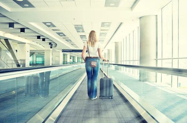 Havaalanı veznedeki kıza — Stok fotoğraf