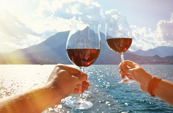 Due bicchieri di vino sul lago di Como , — Foto Stock