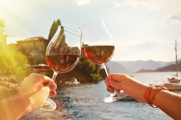 Два бокала вина на озере Комо , — стоковое фото