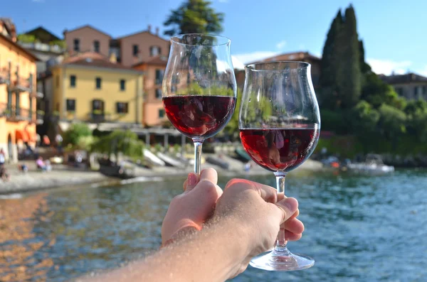 Deux verres à vin au lac de Côme , — Photo