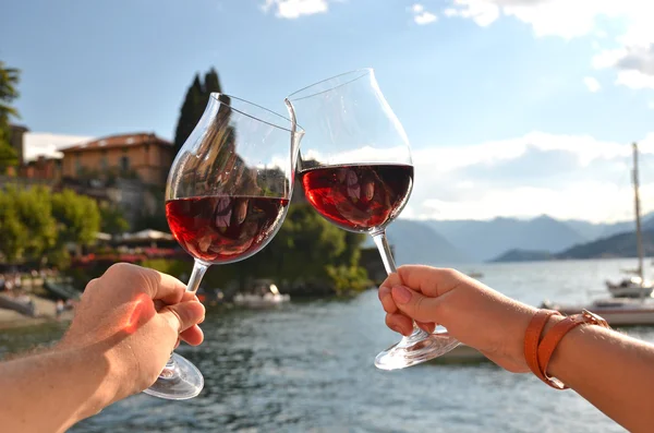 Два бокала вина на озере Комо , — стоковое фото