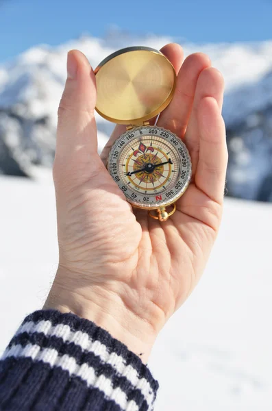 Kompass i hand på vintern — Stockfoto