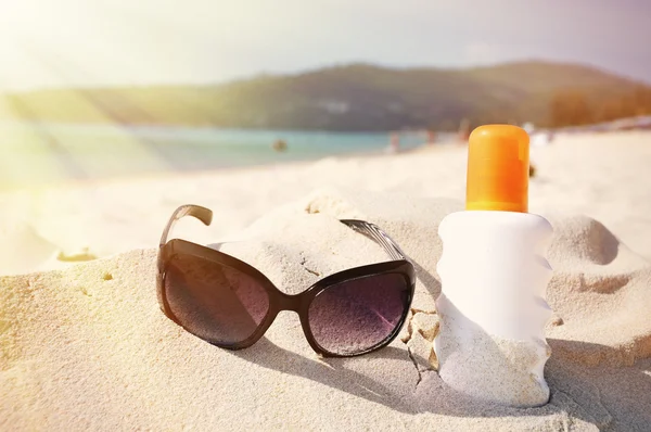 Sunglasses and protection lotion — Stock Photo, Image