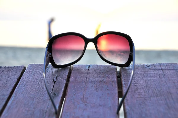 Océano puesta de sol a través de las gafas de sol — Foto de Stock