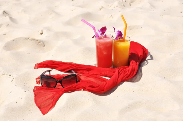 Paire de milk-shakes aux fruits sur la plage — Photo