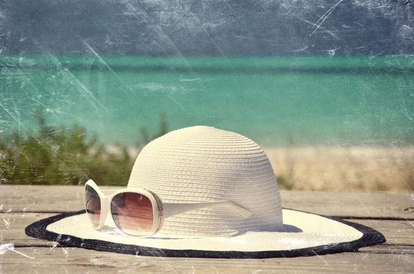 Hat and sunglasses at sea — Stock Photo, Image