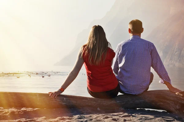 Couple at  mountain lake — Stock Photo, Image