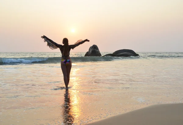 Mujer meditando en la playa de Agonda . —  Fotos de Stock