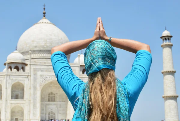 Jeune femme méditant au Taj Mahal . — Photo