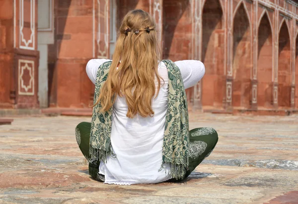 Woman meditating near Humayun's Tomb. — Stock Photo, Image