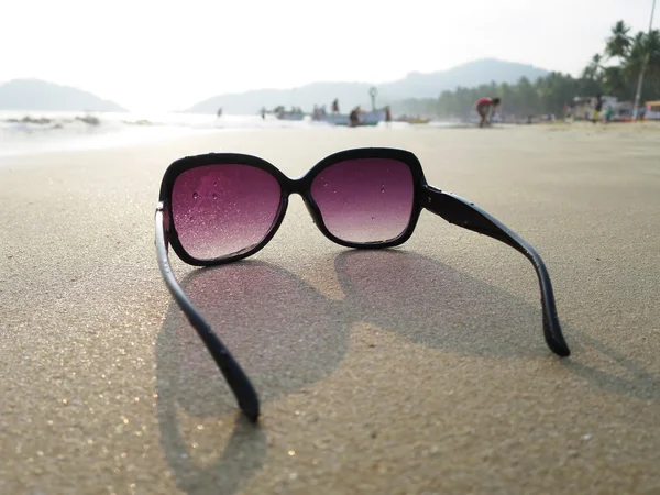 Kum Palolem Beach üzerinde güneş gözlüğü. — Stok fotoğraf