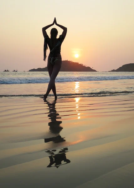 Woman meditating on Palolem beach. — Stock Photo, Image