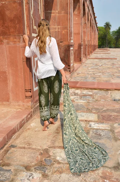 Woman  at Humayun's Tomb in Delhi — Stock Photo, Image