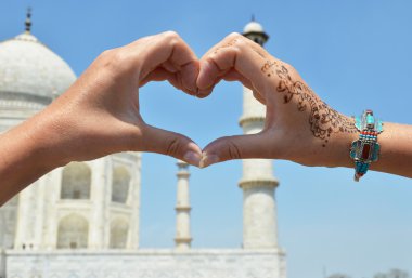 Kalp şeklinde eller karşı Taj Mahal.