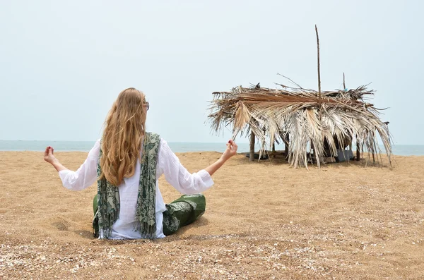 Woman meditating on Rajbag beach — Stock Photo, Image