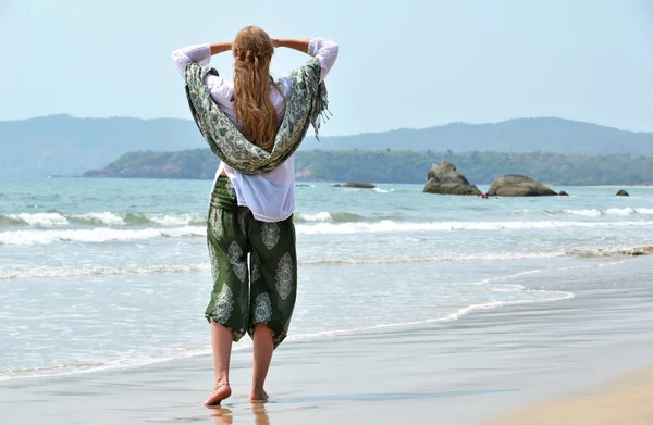 Młoda kobieta na plaży Patnam. — Zdjęcie stockowe