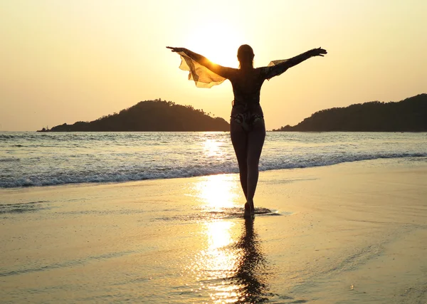 Mujer meditando en la playa de Palolem . —  Fotos de Stock