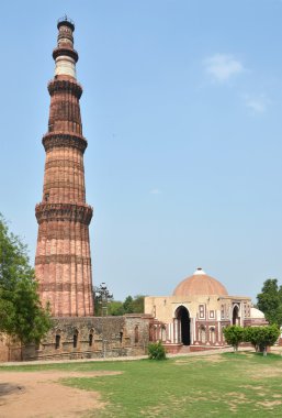 Yeni Delhi'de Qutub Minar Kulesi