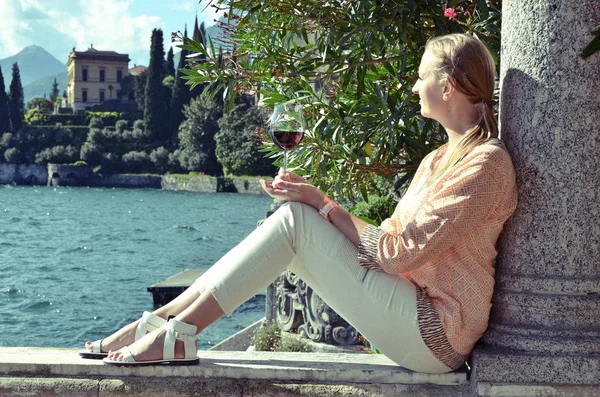 Dívka s skleničku na jezeře Como — Stock fotografie