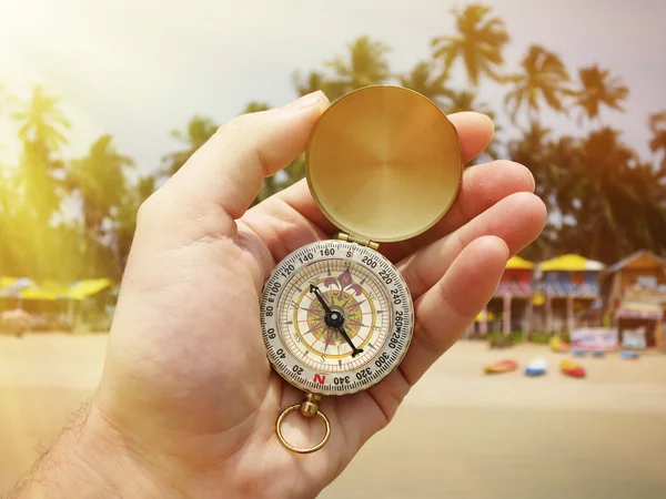 Brújula en mano en la playa de Palolem — Foto de Stock