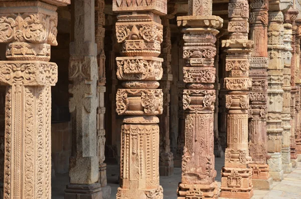 Columns  of Quwwat-Ul-Islam mosque — Stock Photo, Image