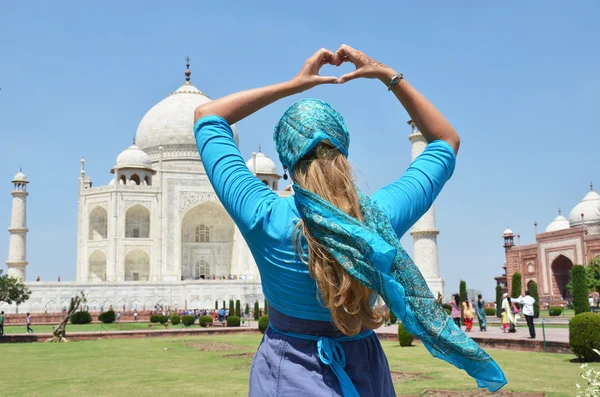 Manos en forma de corazón contra Taj Mahal . — Foto de Stock