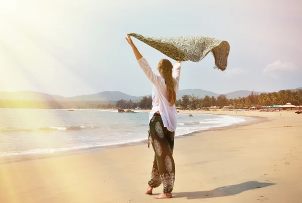 Mujer joven en la playa de Agonda . — Foto de Stock