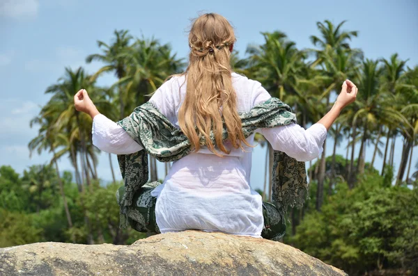 Woman meditating on Agonda beach. — Stock Photo, Image