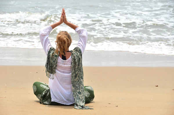 Young woman  on Patnam beach. — Stock Photo, Image