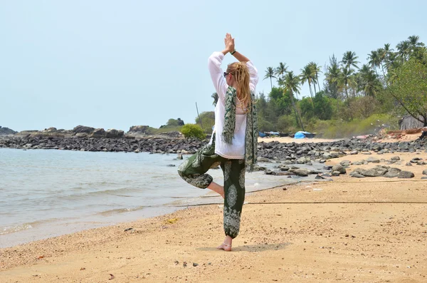 Młoda kobieta na plaży Patnam. — Zdjęcie stockowe