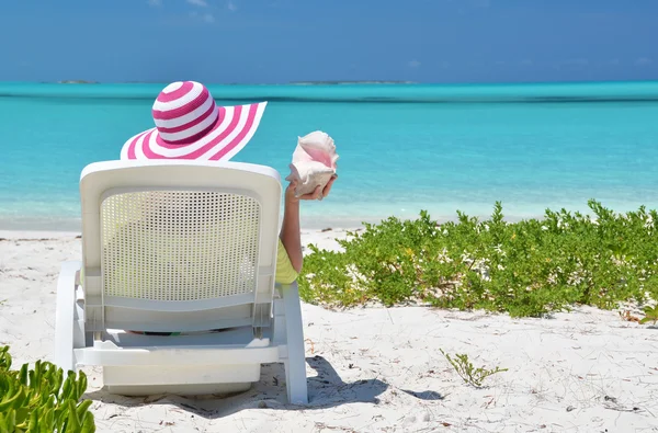 Ragazza sulla spiaggia delle Bahamas — Foto Stock