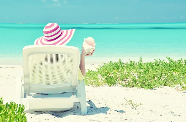 Chica en la playa de Bahamas — Foto de Stock