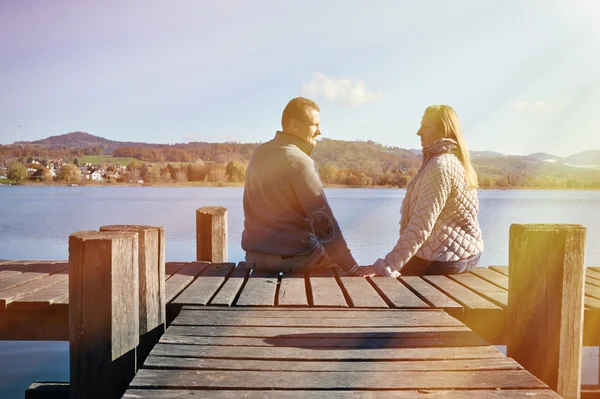 Couple on  wooden jetty at  lake — Stock Photo, Image
