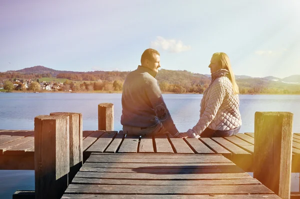 Coppia su pontile di legno al lago — Foto Stock