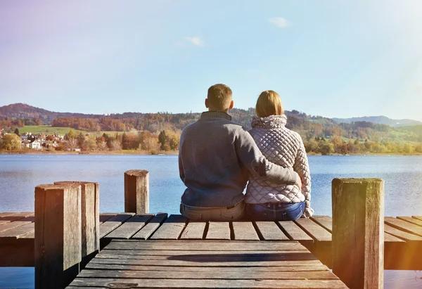 Couple on  wooden jetty at  lake — Stock Photo, Image