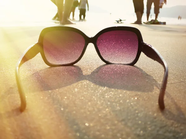 Occhiali da sole su sabbia di spiaggia di Palolem . — Foto Stock