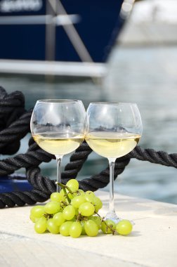 Şarap ve üzüm yat iskelede