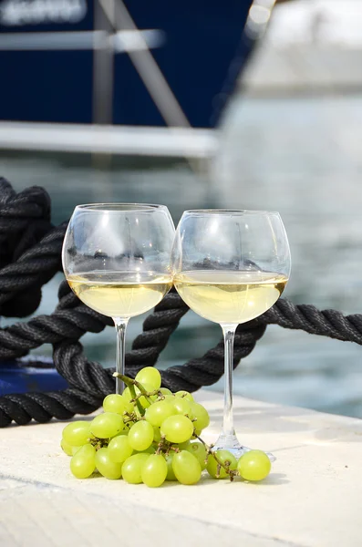 Wine and grapes at  yacht pier — Stock Photo, Image