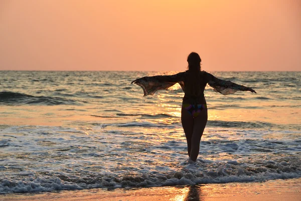 Mladá žena na Agonda beach. — Stock fotografie