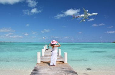 İskele okyanus görünümlü kız.