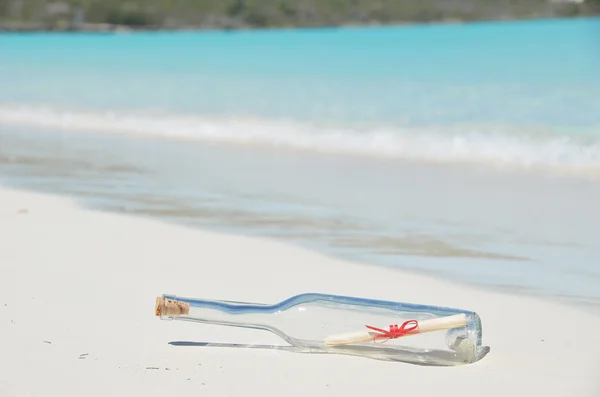 Bottiglia con messaggio sulla spiaggia — Foto Stock