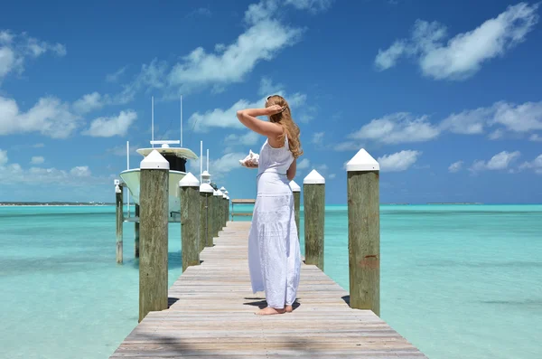 Girl on   jetty looking to  ocean. — Stock Photo, Image