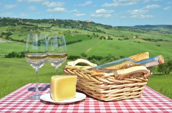 Vino blanco, queso y pan en Toscana —  Fotos de Stock