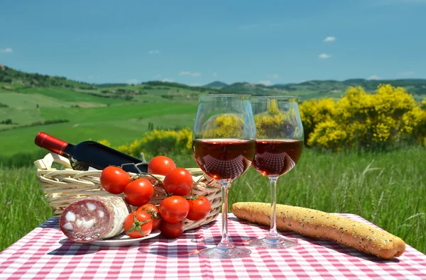 Vin rouge, pain et tomates en Toscane — Photo