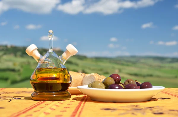 Azeite, azeitonas e pão na Toscana — Fotografia de Stock