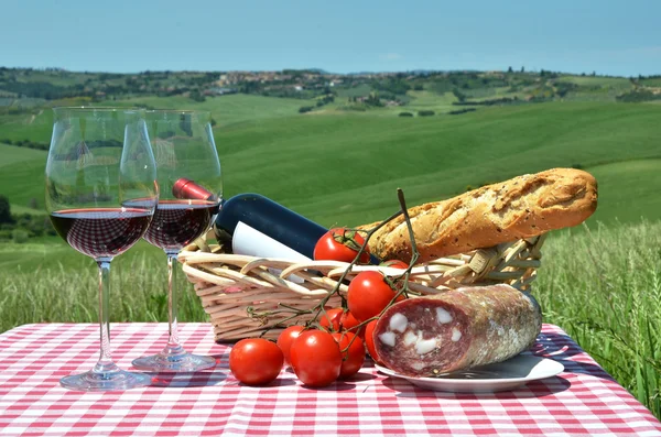 Kırmızı şarap, ekmek ve Tuscan domates — Stok fotoğraf