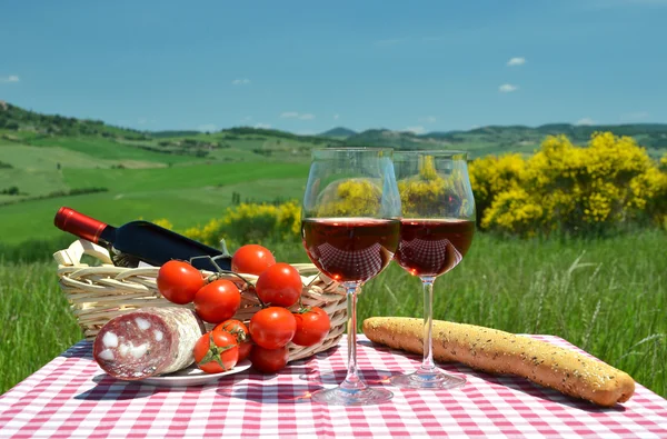 Red wine, bread and tomatos in Tuscan — Stock Image Red wine, bread and tomatos in Tuscan Stock Picture