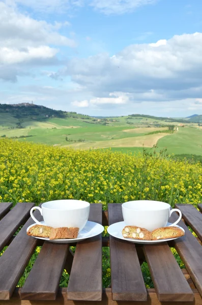 Zwei Kaffeetassen und Cantuccini — Stockfoto