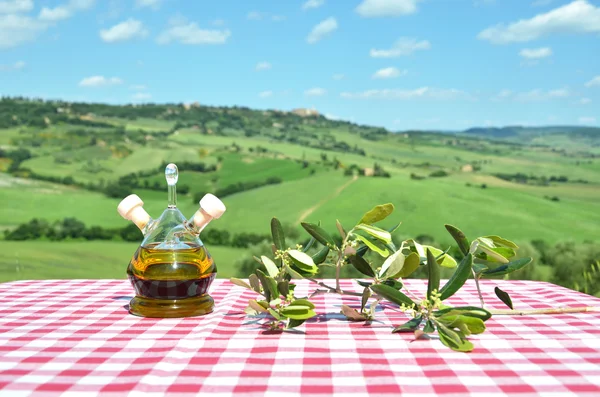 Olivový olej, olivy a chléb na stůl — Stock fotografie